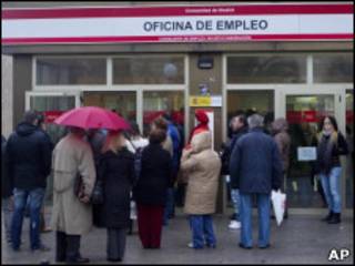 Espanhois fazem fila em agência de empregos do governo