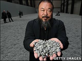艾未未在倫敦泰特現代藝術館輪機房大廳內展示其陶瓷葵花籽(11/10/2010)