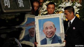 司徒華家屬手持其遺照步出教堂(29/1/2011)