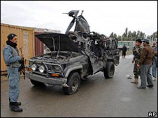 Policiais perto do carro onde estava o vice-governador da província de Kandahar (AP)