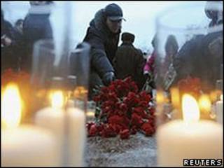 Russos prestaram homenagens às vítimas do ataque no aeroporto de Domodedovo (Reuters)