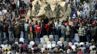 الجيش والمتظاهرون في ميدان التحرير