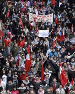 Manifestantes em protesto em Beirute, no Líbano, no domingo