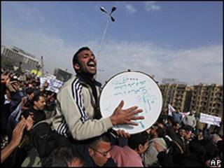 Homem toca tambor na praça Tahrir nesta terça-feira (AP)