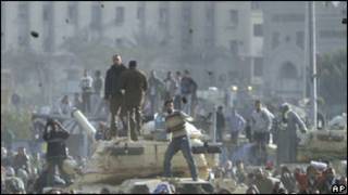 مواجهات في ميدان التحرير بين المحتجين وأنصار مبارك