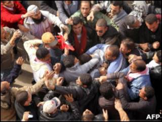 Manifestantes anti e pró-governo em confronto no Cairo