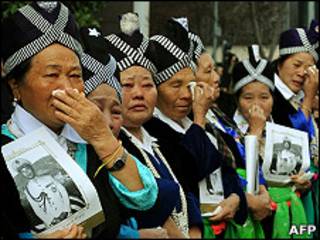 Những người Hmong lau nước mắt khi linh cữu Tướng Vàng Pao đi qua