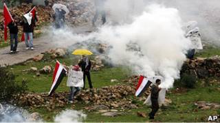متظاهرون فلسطينيون في الضفة الغربية يحملون أعلاما مصرية وتونسية (04/02/11)