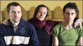 شين بوير (يسار) وسارة شورد وجوش فاتل