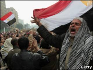 Manifestantes na Praça Tahrir nesta segunda-feira