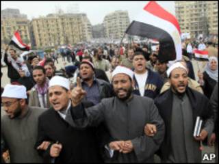 Manifestantes na Praça Tahrir nesta segunda-feira