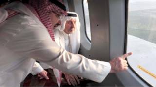 الأمير مشعل بن ماجد بن عبد العزيز، حاكم جدة، يشرح للأمير خالد آثار الفيضانات