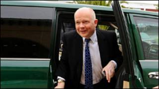 William Hague à son arrivée à Tunis le 8 février