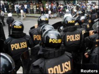 Policiais protegem tribunal em Temanggung