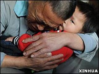 貴州獲救被拐兒童與父親團聚(新華社資料圖片)