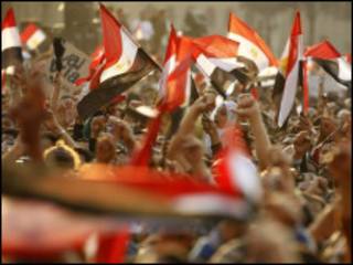 Manifestantes na praça Tahrir, no Cairo, na terça-feira