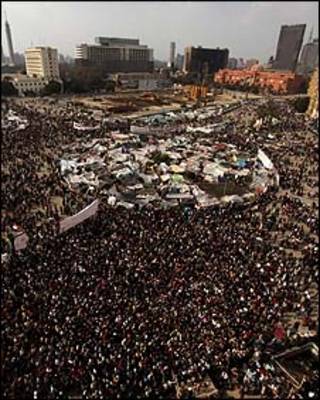 Manifestantes na praça Tahrir, no Cairo, na quarta-feira