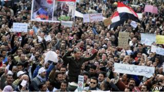 Sebagian demonstran anti-pemerintah beraksi di luar Lapangan Tahrir