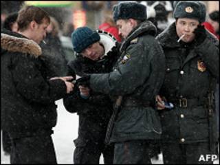 Московские милиционеры проверяют документы