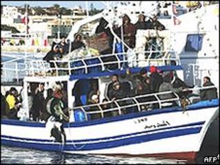 Imigrantes chegam em pequenas embarcações em Lampedusa (AFP)