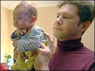 Oleg Tyutin durante sessão de ginástica com Pavel (foto: BBC)