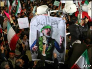 Homem atinge foto de Mir Hossein Mousavi com um sapato
