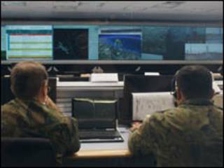 Sala de controle da base de Alcântara (Foto: Divulgação via Agência Brasil)