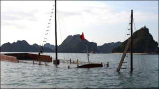 Ảnh con tàu chở khách bị chìm