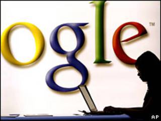 Personas frente a un anuncio de Google