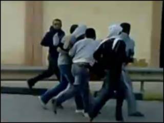 Manifestantes fogem de disparos em Benghazi