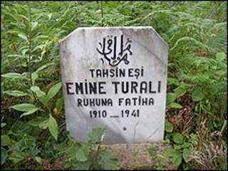 Tumba en el cementerio "real" de Sarvan.