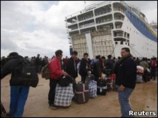 Navio atracado no porto de Benghazi na quinta-feira