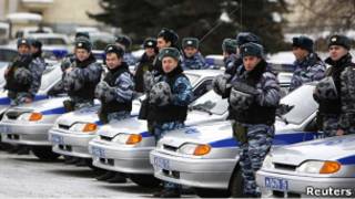 Милиционеры с машинами во Владикавказе