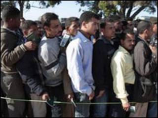 Raia wa kigeni wakivuka mpaka wa Tunisia
