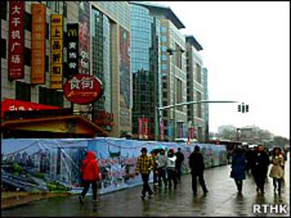 北京王府井「茉莉花」集會地點被圍板圍封(香港電台圖片28/2/2011)