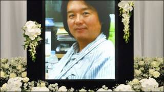 Ảnh nhà báo Hiro Muramoto trên bàn thờ