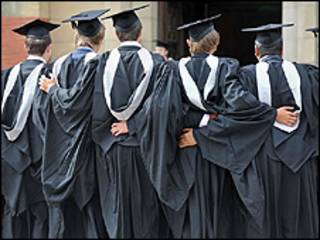 Estudantes formandos da Universidade de Birmingham (foto: arquivo BBC)