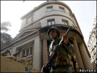 Soldado patrulha a bolsa do Cairo