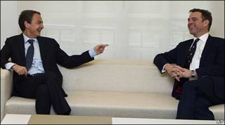 Niall Ferguson (bên phải) trong cuộc nói chuyện với Thủ tướng Tây Ban Nha Jose Luis Rodriguez Zapatero