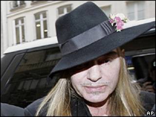 John Galliano chega a audiência em Paris na segunda-feira (AP)