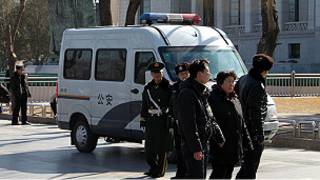 嚴防抗議活動的警察