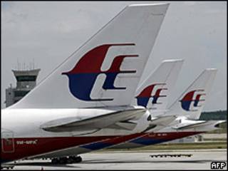 Aviões de companhia aérea da Malásia no aeroporto de Kuala Lumpur (AFP