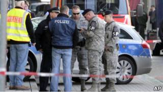 Немецкие полицейские и американские военные