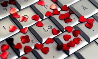Teclado y pétalos de rosa
