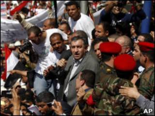 عصام شرف در میدان تحریر