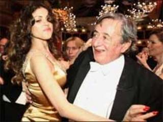Karima el Mahroug baila con el millonario