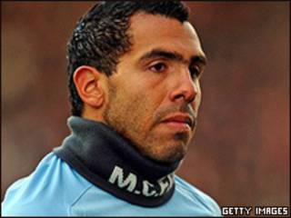 Tevez, que usa o 'snood' no Campeonato Inglês