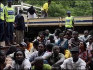 Polisi wakiwalinda waliotiwa mbaron, Harare