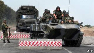 Российские военнослужащие и бронетехника в районе Гори 22 августа 2008 г.