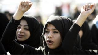 نساء بحرينيات يشاركن في المظاهرات